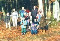 gruppe_im_wald_klein.jpg (11517 Byte)